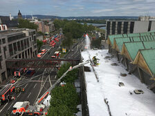 Löscharbeiten am Dach der Rheingoldhalle.
