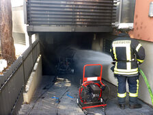 Löscharbeiten in der Garageneinfahrt.