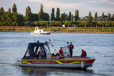 Feuerwehrboot auf dem Rhein.