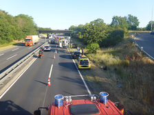 Einsatzkräfte auf der Autobahn.