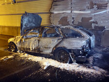 Abgebrannter PKW im Tunnel.
