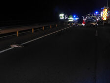 Einsatzkräfte an der Unfallstelle.