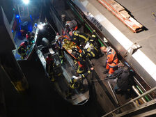 Bergung der verletzten Person vom Schiff.