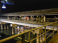 Rettungskräfte im Hafenbereich.
