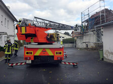 Rettungsarbeiten mit der Drehleiter.