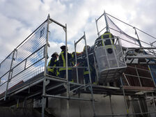 Rettungsarbeiten mit der Drehleiter.
