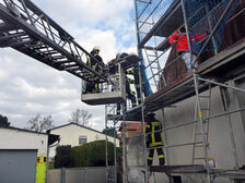 Rettungsarbeiten mit der Drehleiter.