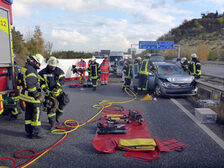 Rettungskräfte arbeiten am Unfallfahrzeug.