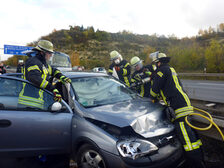 Rettungskräfte am Unfallfahrzeug.