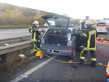 Rettungskräfte am Unfallfahrzeug.