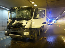Verunfallter LKW im Tunnel.