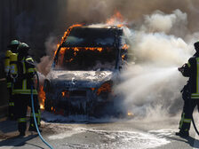 Löscharbeiten am Transporter.