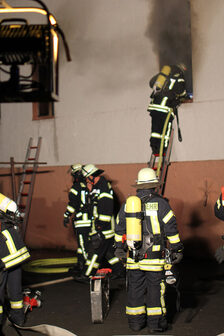 Einsatzkräfte an der Brandwohnung.