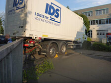 Verunfallter LKW, Heckansicht.