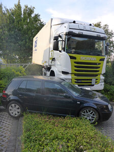 Verunfallter LKW, Frontansicht.