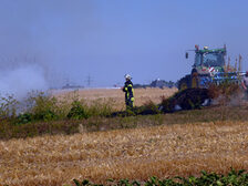 Löscharbeiten auf dem Feld.