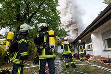 Rauchsäule steigt über dem Brandobjekt auf.