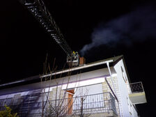 Löscharbeiten mit der Drehleiter.