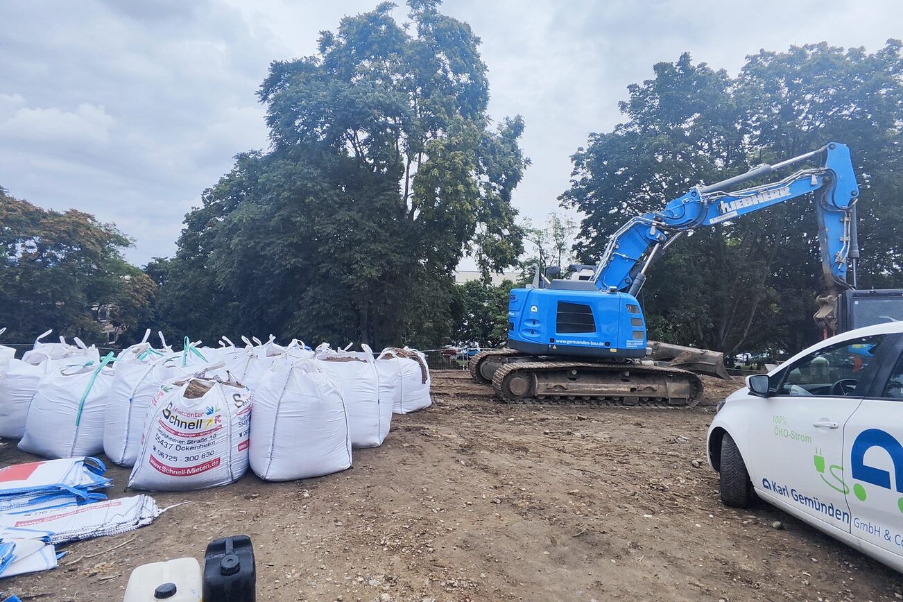 Costruzione dei cosiddetti Big-Pack con un totale di 120 tonnellate di sabbia come muro di protezione.