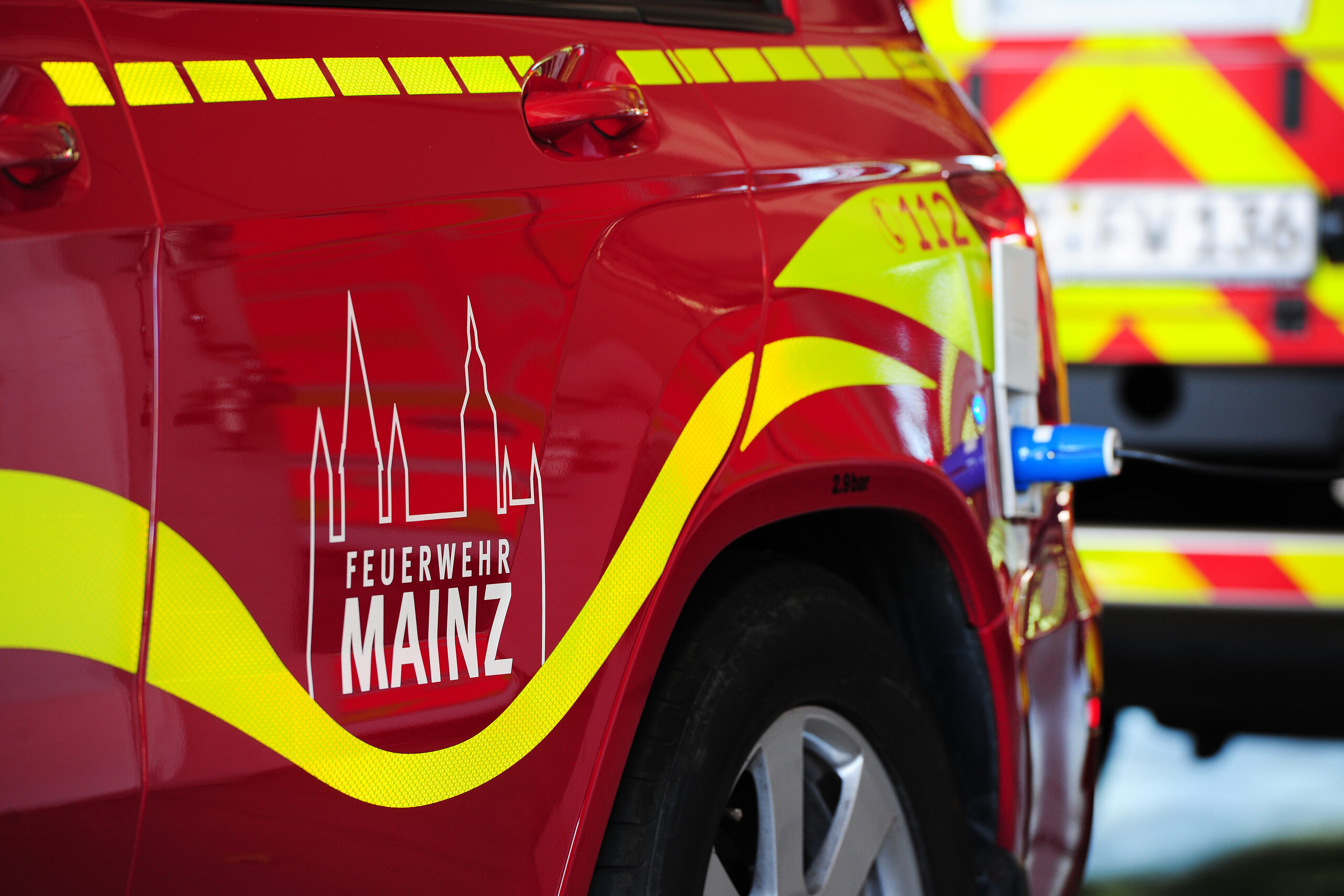 Feuerwehr Mainz - Einsatzfahrzeug in rot, mit Domsilhouette und dem Schriftzug: Feuerwehr Mainz