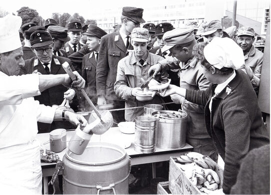 Essenausgabe durch den Versorgungsdienst