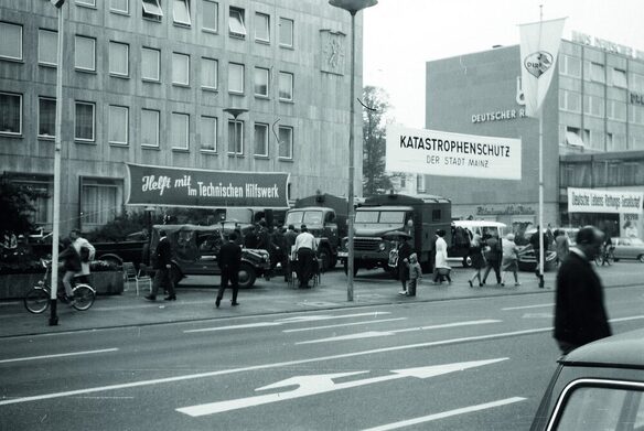 Präsentation des Katastrophenschutzes am Gutenbergplatz (1970)