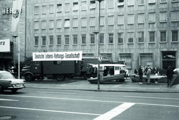 Präsentation des Katastrophenschutzes am Gutenbergplatz (1970)