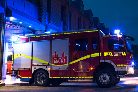 Löschfahrzeug bei Nacht.