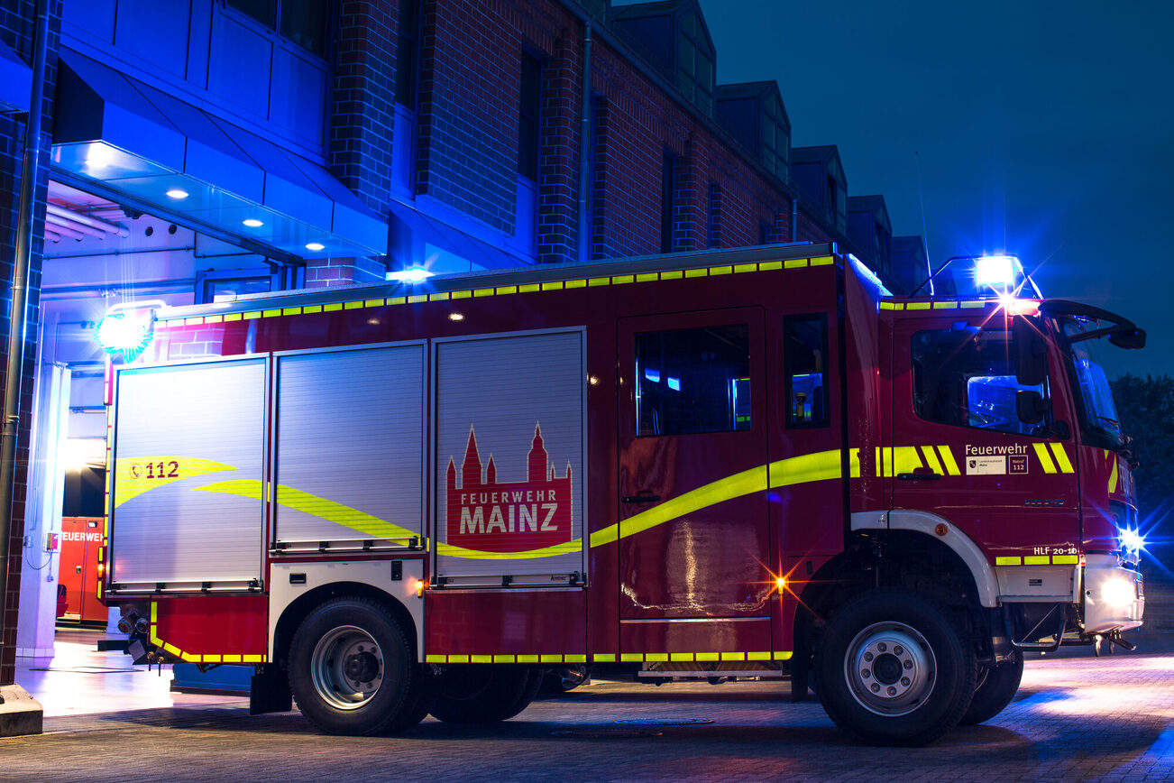 Löschfahrzeug bei Nacht.