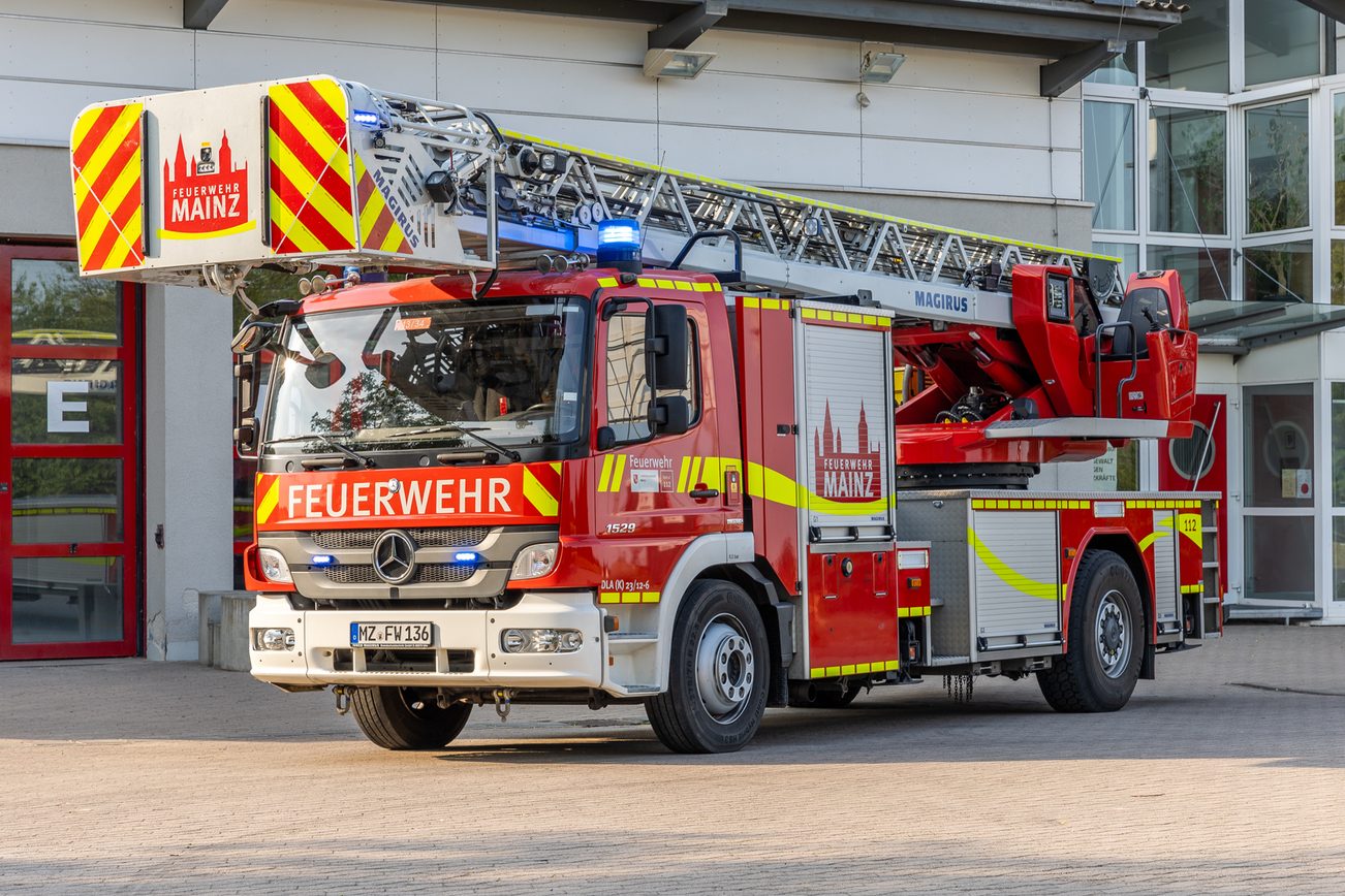 Foto der Drehleiter der Freiwilligen Feuerwehr Ebersheim.