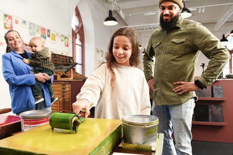 Kinder im Druckladen des Gutenberg-Museums