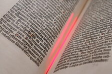 Die Seiten der Gutenberg-Bibeln im Buchscanner