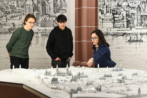 Unsere Kuratorinnen bieten verschiedene Themenführungen durch die Dauerausstellung an.