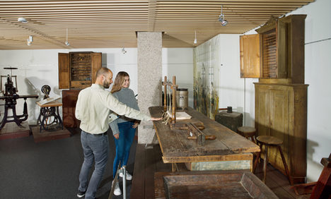Besucher in der Abteilung Das deutsche Buchbinder-Museum.
