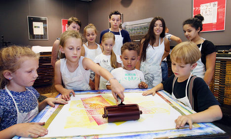 Kinder lernen die Frottage-Technik im Druckladen des Gutenberg-Museums.
