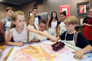 Kinder lernen die Frottage-Technik im Druckladen des Gutenberg-Museums.