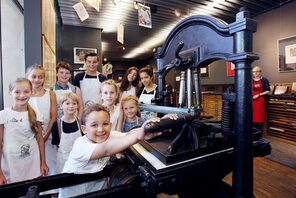Kinder bei einem Workshop im Druckladen des Gutenberg-Museums.