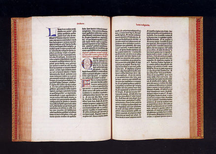 Abbildung einer aufgeschlagenen zweiundvierzig-zeiligen Gutenberg-Bibel.