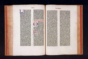 Abbildung einer aufgeschlagenen zweiundvierzig-zeiligen Gutenberg-Bibel. © Gutenberg-Museum