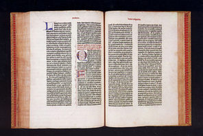 Abbildung einer aufgeschlagenen zweiundvierzig-zeiligen Gutenberg-Bibel. © Gutenberg-Museum
