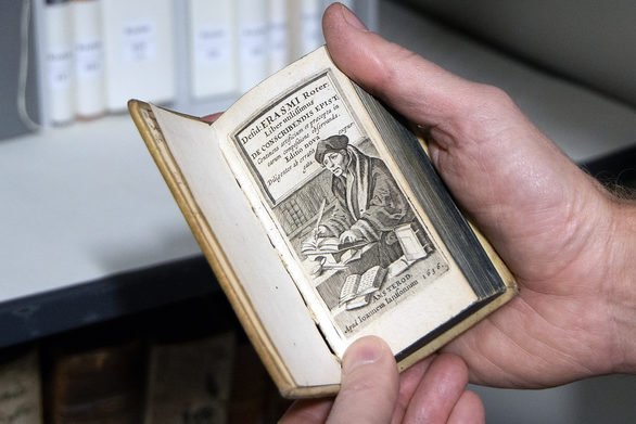Der umfangreiche Briefsteller des großen Humanisten Erasmus von Rotterdam wurde ein Bestseller! Innerhalb weniger Jahre erschien das Werk in Venedig (1524), in Paris (1524), in Antwerpen und in Kopenhagen (1531). Das in der Sammlung Kreim befindliche Exemplar wurde während des Dreißigjährigen Krieges 1636 (114 Jahre nach dem Erstdruck!) in Amsterdam gedruckt. Die Ausgabe ist eine drucktechnische Kostbarkeit, sie verdient die Bezeichnung Handbuch (Oktav-Format 11,8 × 6,2 cm), es passt in eine Hand.