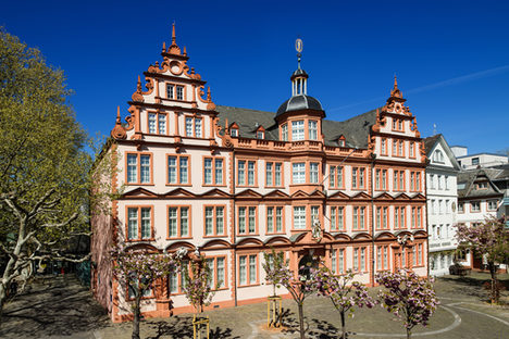 Die Gutenberg-Bibliothek befindet sich im "Römischen Kaiser".