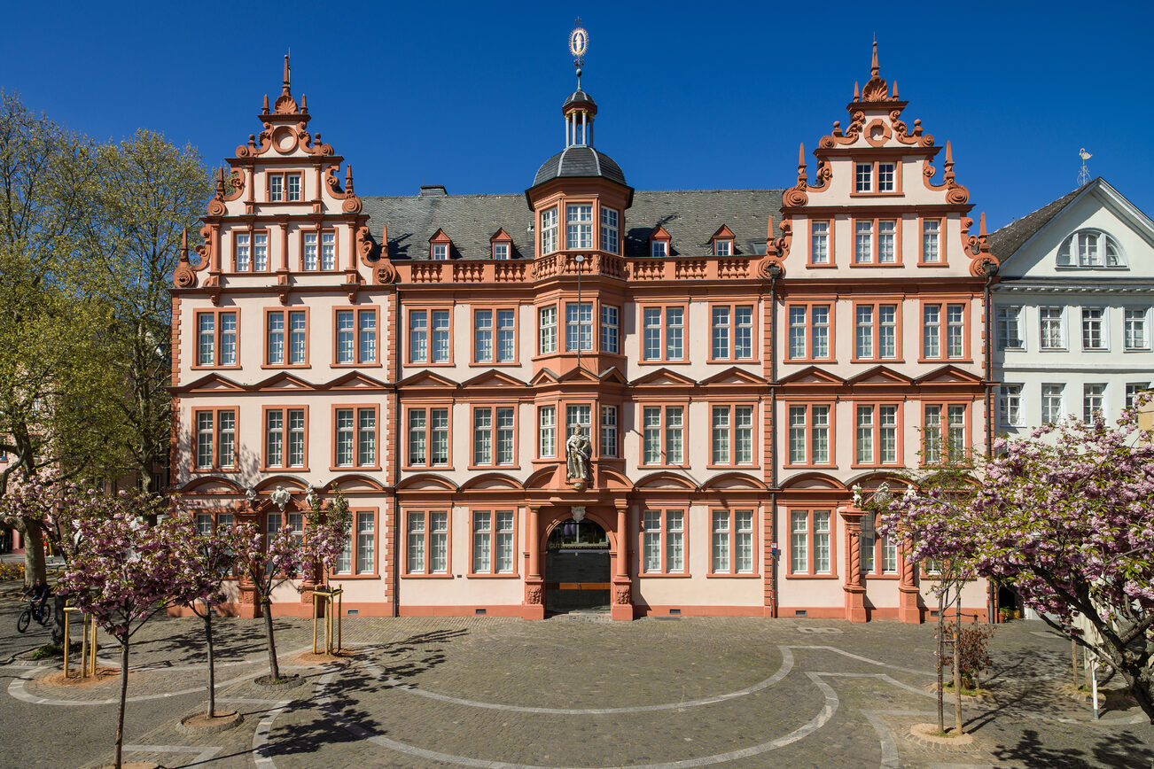 Der "Römische Kaiser", in dem sich die Gutenberg-Bibliothek befindet.