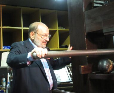 Umberto Eco druckt eine Bibelseite an der rekonstruierten Gutenberg-Presse