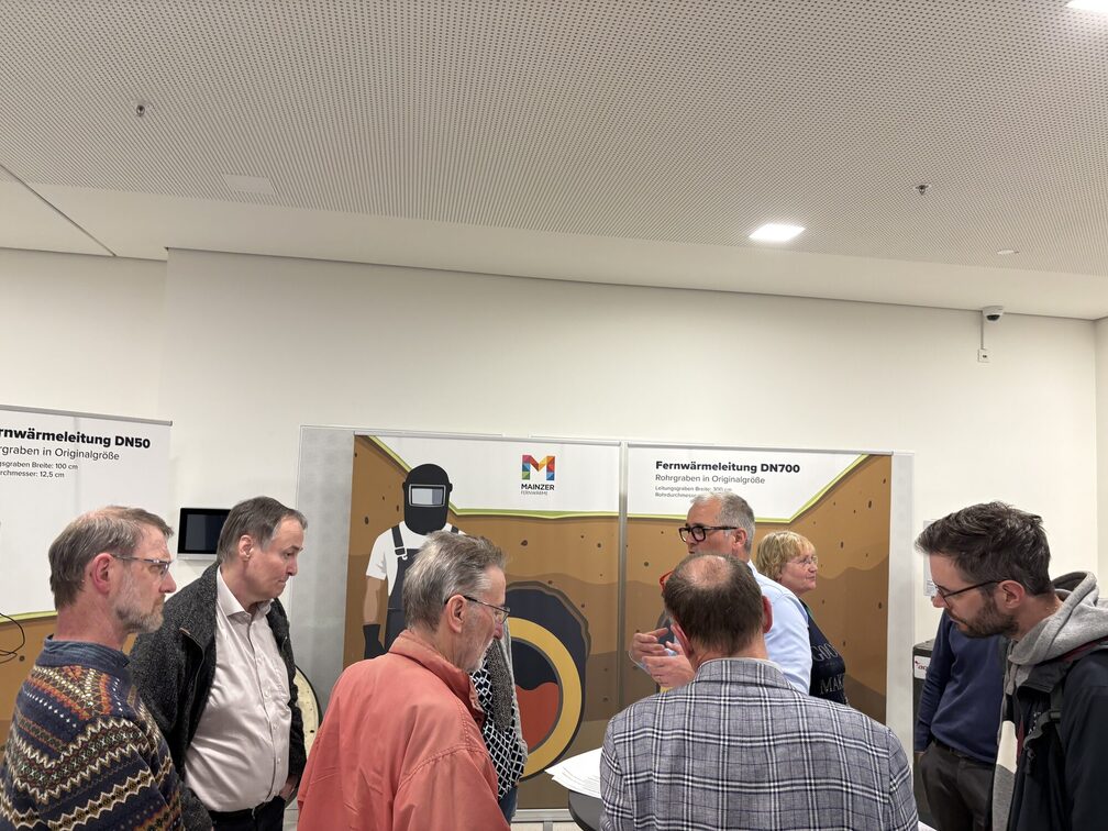 Interessierte Bürger:innen am Stand der Mainzer Fernwärme