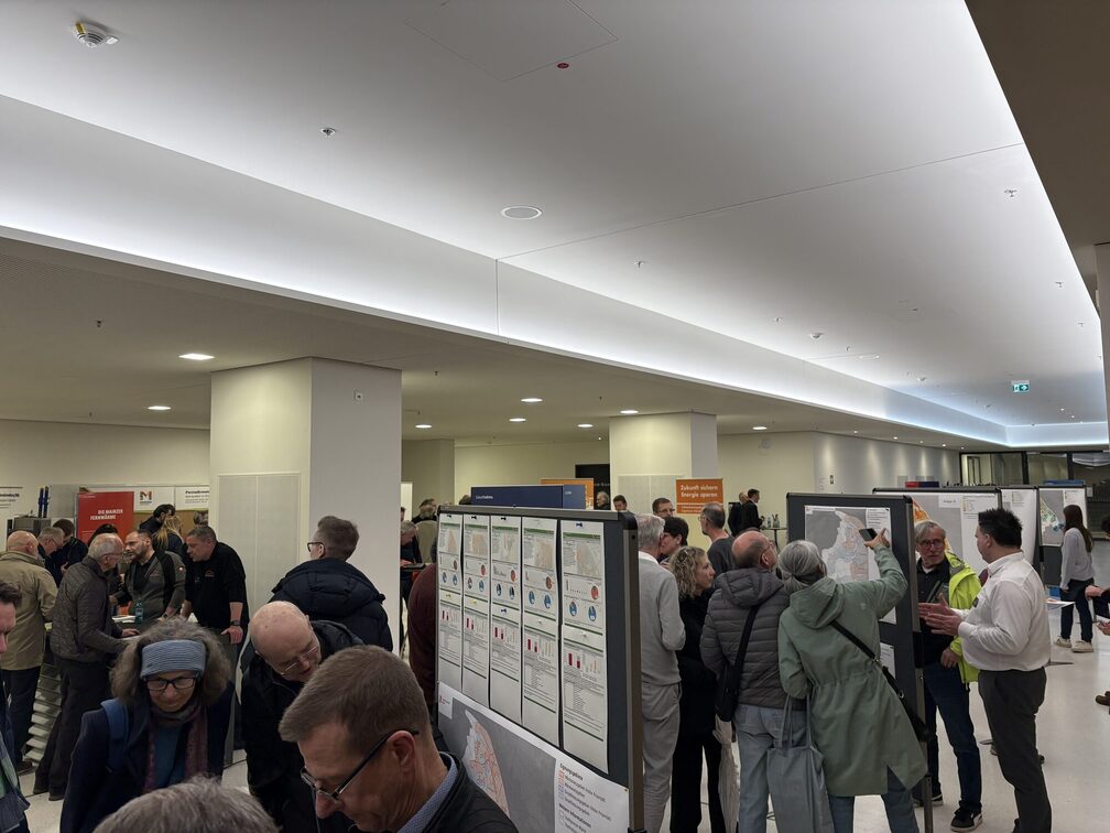 Interessierte Bürger:innen bei Plakaten und Maßnahmensteckbriefen