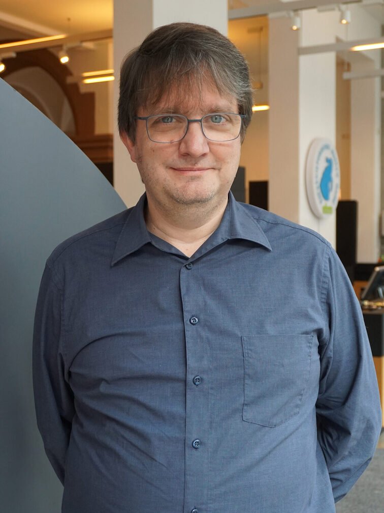Dr. Carsten Renker