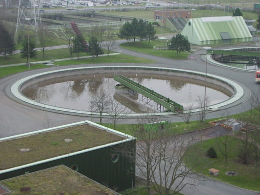 Hier entsteht Klärschlamm: eines der Vorklärbecken der Mainzer Kläranlage.