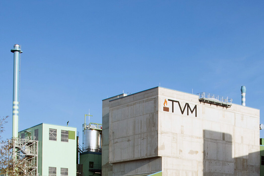 Die Aufnahme zeigt Schornsteine der Klärschlammverbrennungsanlage