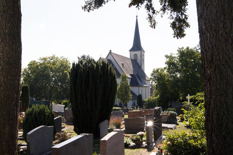 Im Schatten der Kirche: Der Friedhof in Ebersheim.